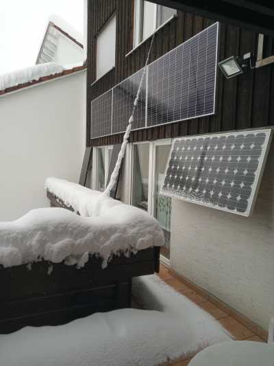 Solarmodule an Hauswand mit Schnee